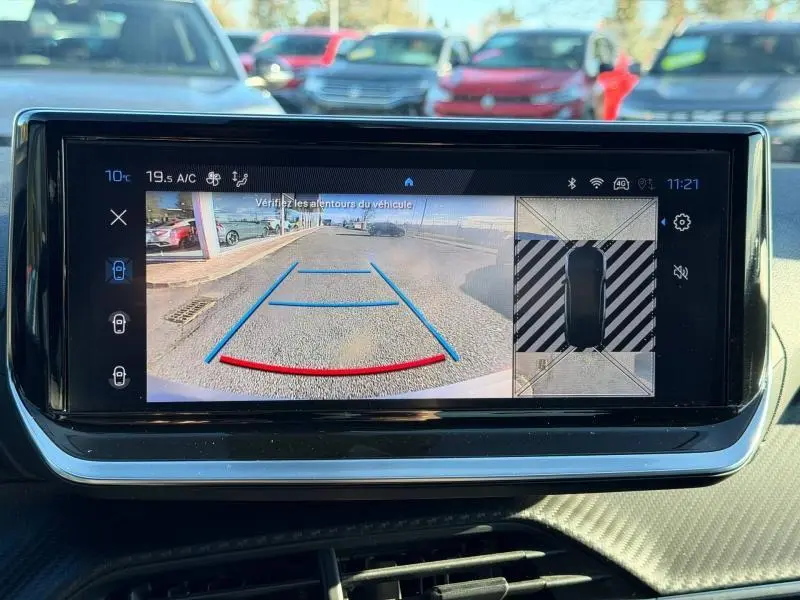 Écran tactile intérieur montrant la caméra de recul et la vue 360° du Peugeot 2008 gris, tableau de bord moderne.