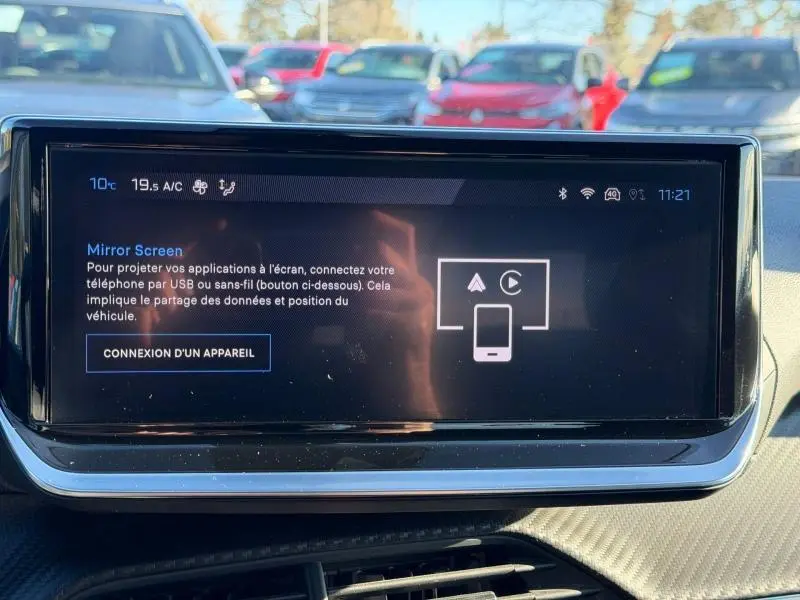 Écran tactile central du Peugeot 2008 gris montrant l'interface Mirror Screen avec instructions de connexion smartphone.