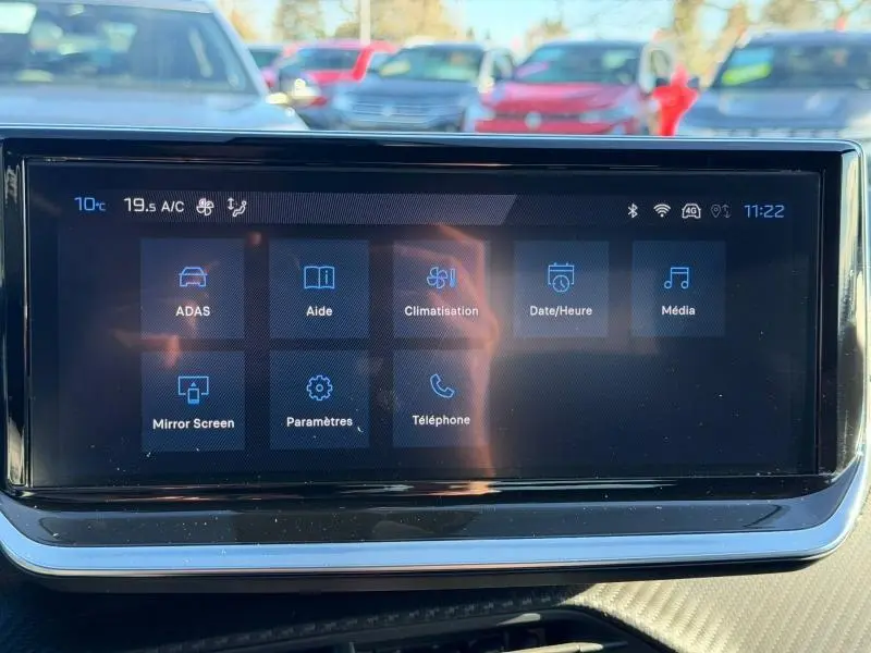 Écran tactile central du tableau de bord du Peugeot 2008 2024 affichant les menus ADAS, climatisation et média.