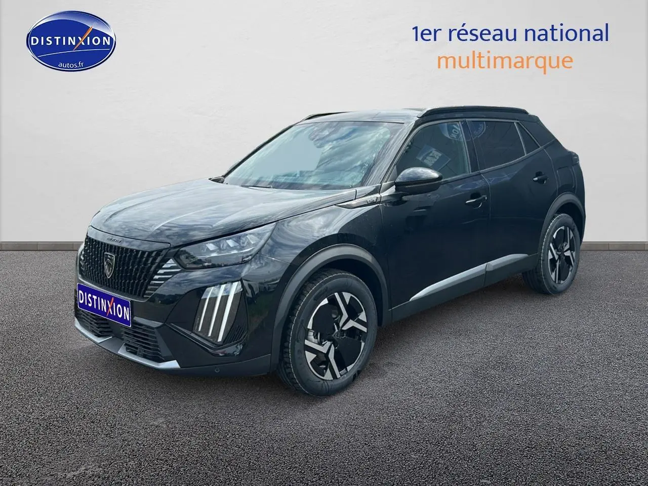 Peugeot 2008 noir vue 3/4 avant droit, avec jantes alu et feux LED distinctifs sur fond neutre.