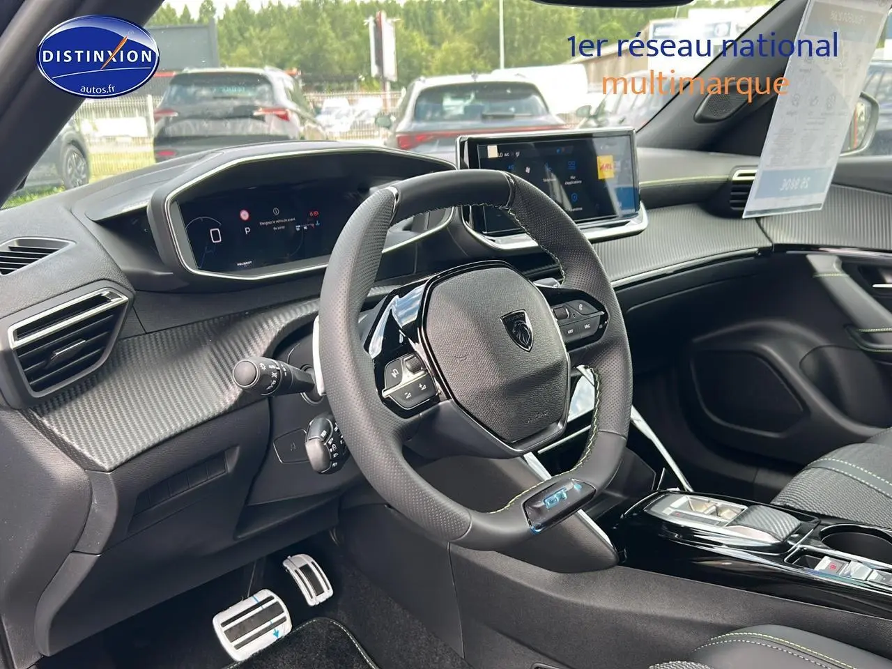 Vue intérieure côté conducteur du Peugeot 2008 1.2 hybrid 145 GT avec volant cuir multifonction et tableau de bord numérique.