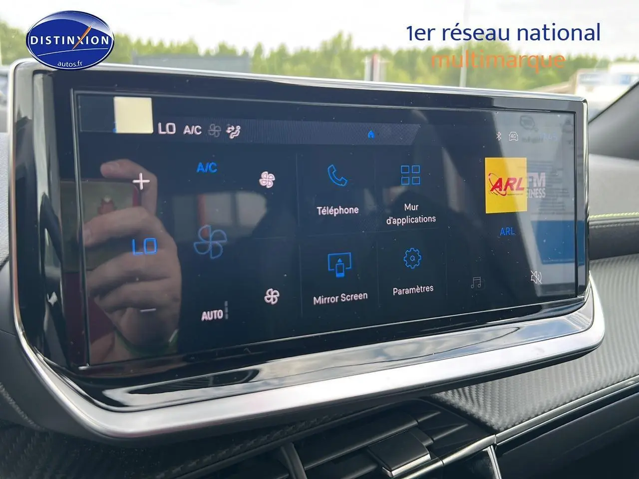 Écran tactile central intérieur du Peugeot 2008 noir, affichant les options de climatisation et de téléphone.