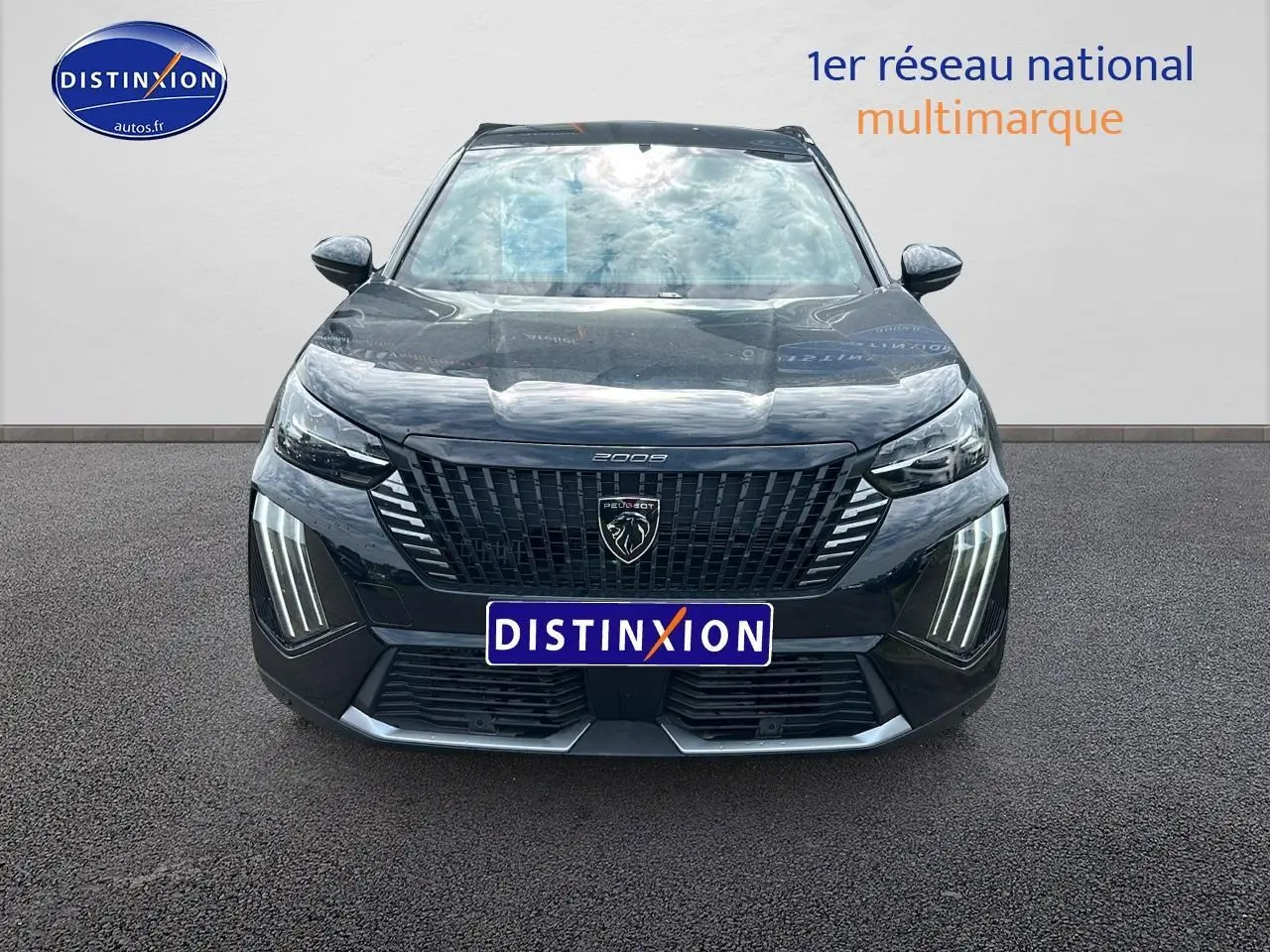 Vue frontale d'un Peugeot 2008 noir 2025 avec calandre imposante et feux LED verticaux distinctifs.