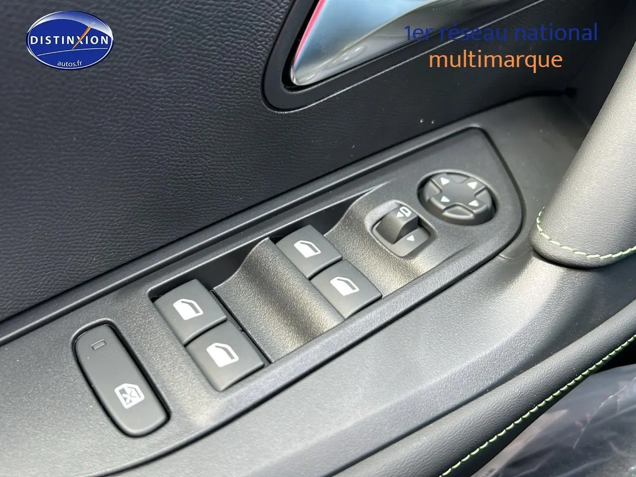 Gros plan sur les commandes de lève-vitres et rétroviseurs côté conducteur d’une Peugeot 2008 noire 2025.