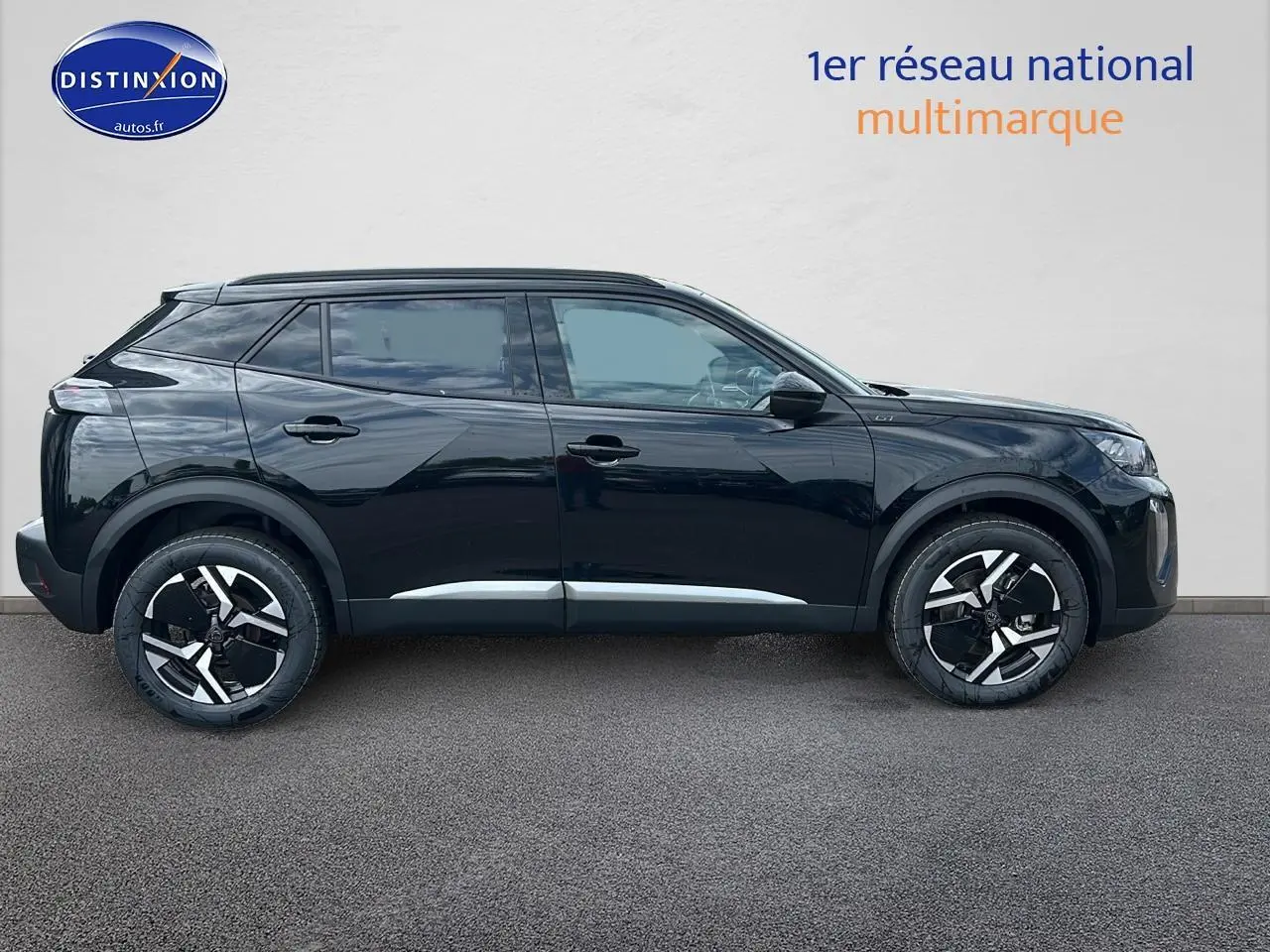 Profil latéral droit d’un Peugeot 2008 noir avec jantes alliage et barres de toit visibles sur fond neutre.