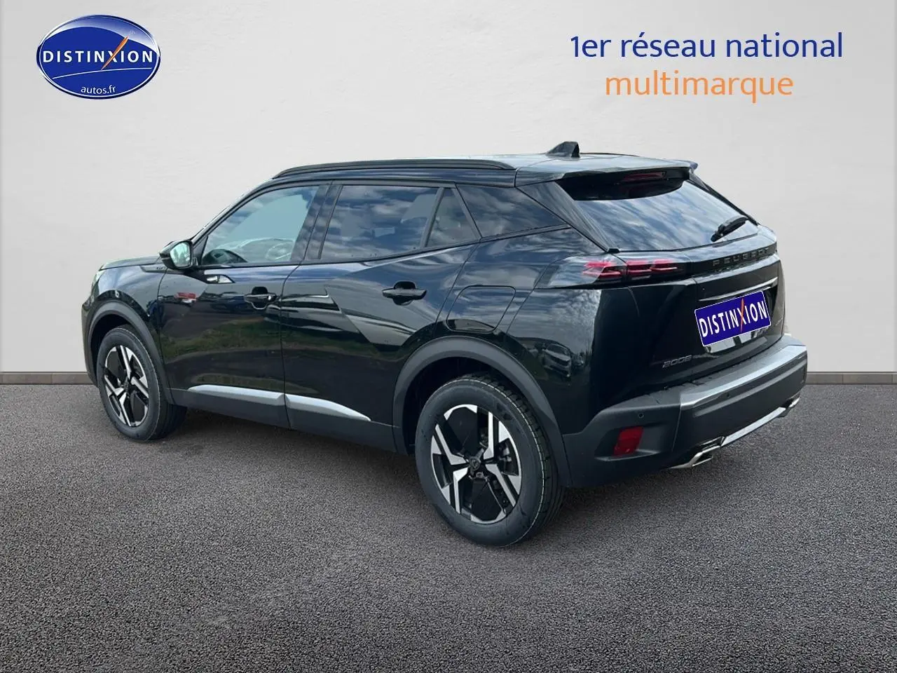 Peugeot 2008 noir vue 3/4 arrière droit, jantes alu distinctives et toit noir brillant sur fond neutre.