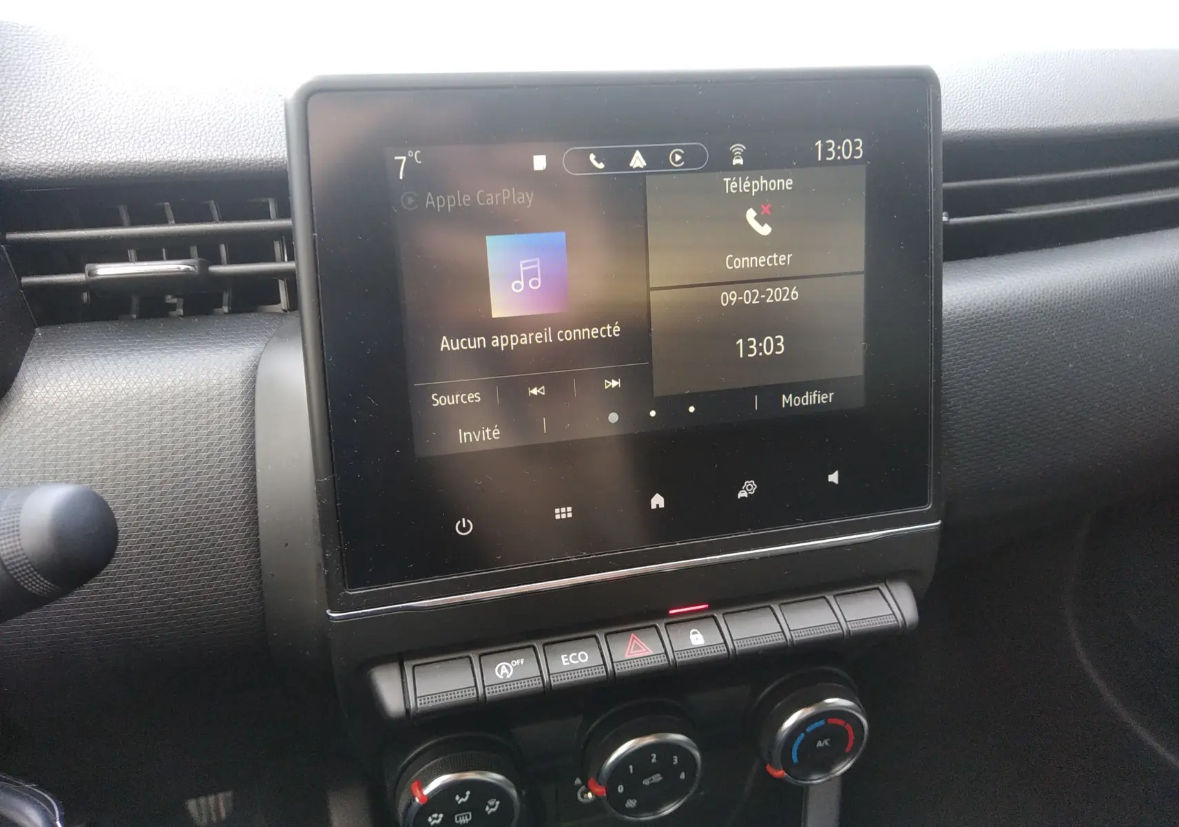 Vue rapprochée de l’écran tactile central et des commandes de climatisation dans l’habitacle d’une Renault Clio V 2023.