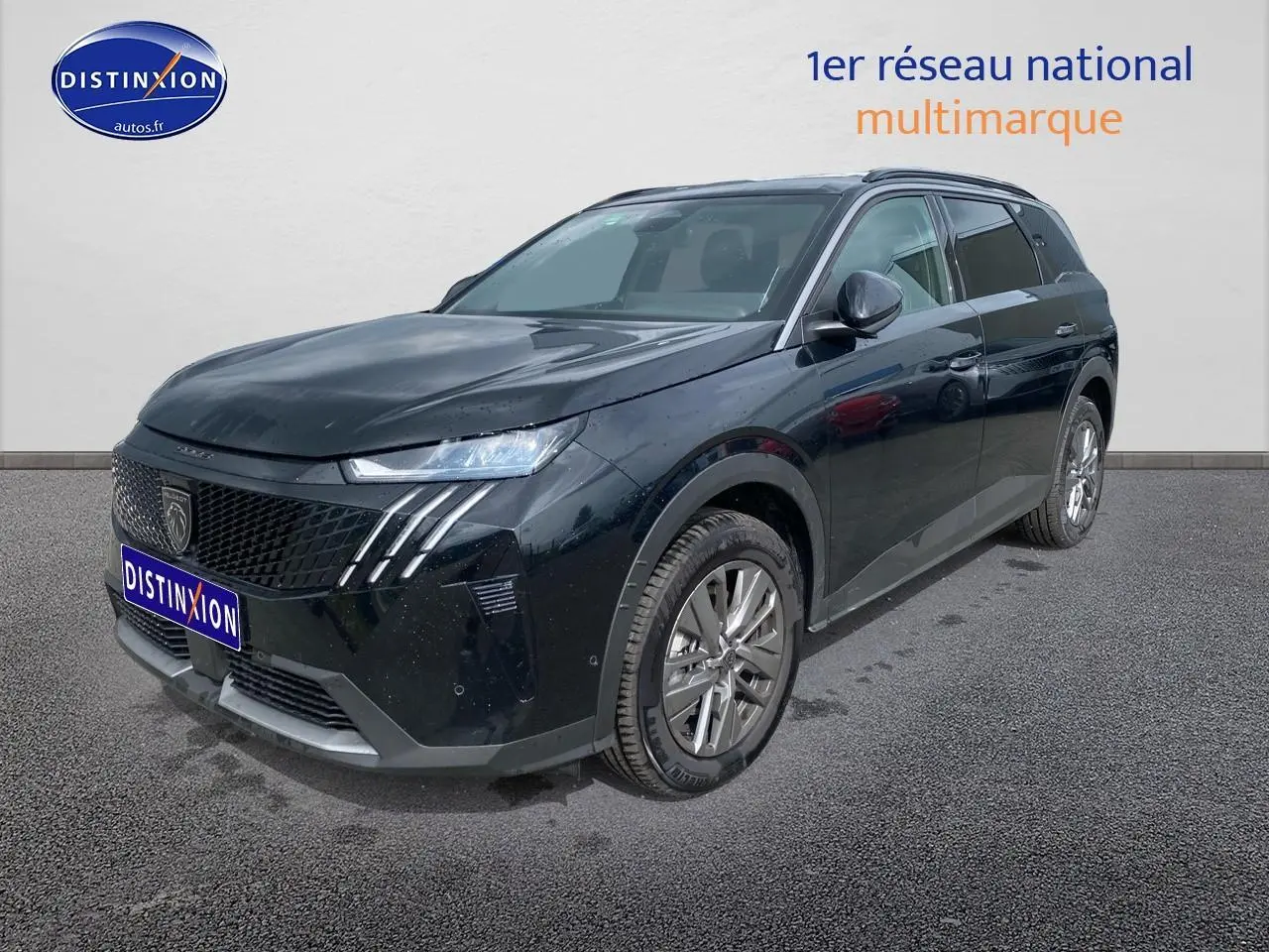 Peugeot 5008 Hybrid 145 allure noir, vue 3/4 avant droit avec calandre distinctive et jantes alu.