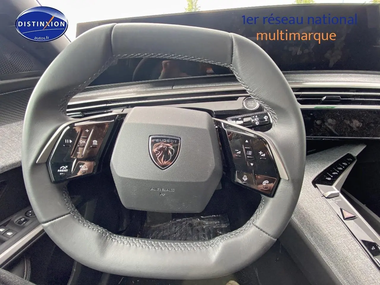 Volant cuir multifonction vu de face dans l’habitacle du Peugeot 5008 Hybrid 145 allure e-dcs6 noir 2025.