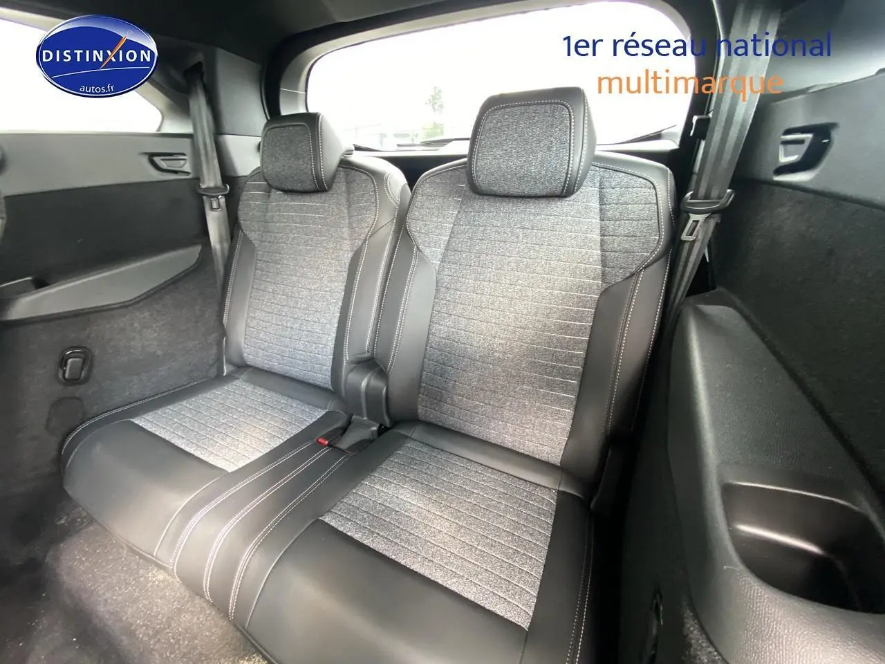 Vue rapprochée des deux sièges arrière supplémentaires gris et noirs du Peugeot 5008 Hybrid 145 allure e-dcs6.