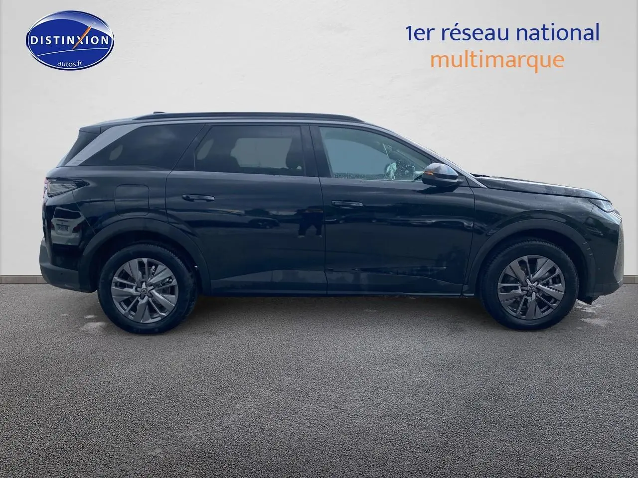 Profil côté droit du Peugeot 5008 noir 2025 avec jantes alu et vitres arrière surteintées.