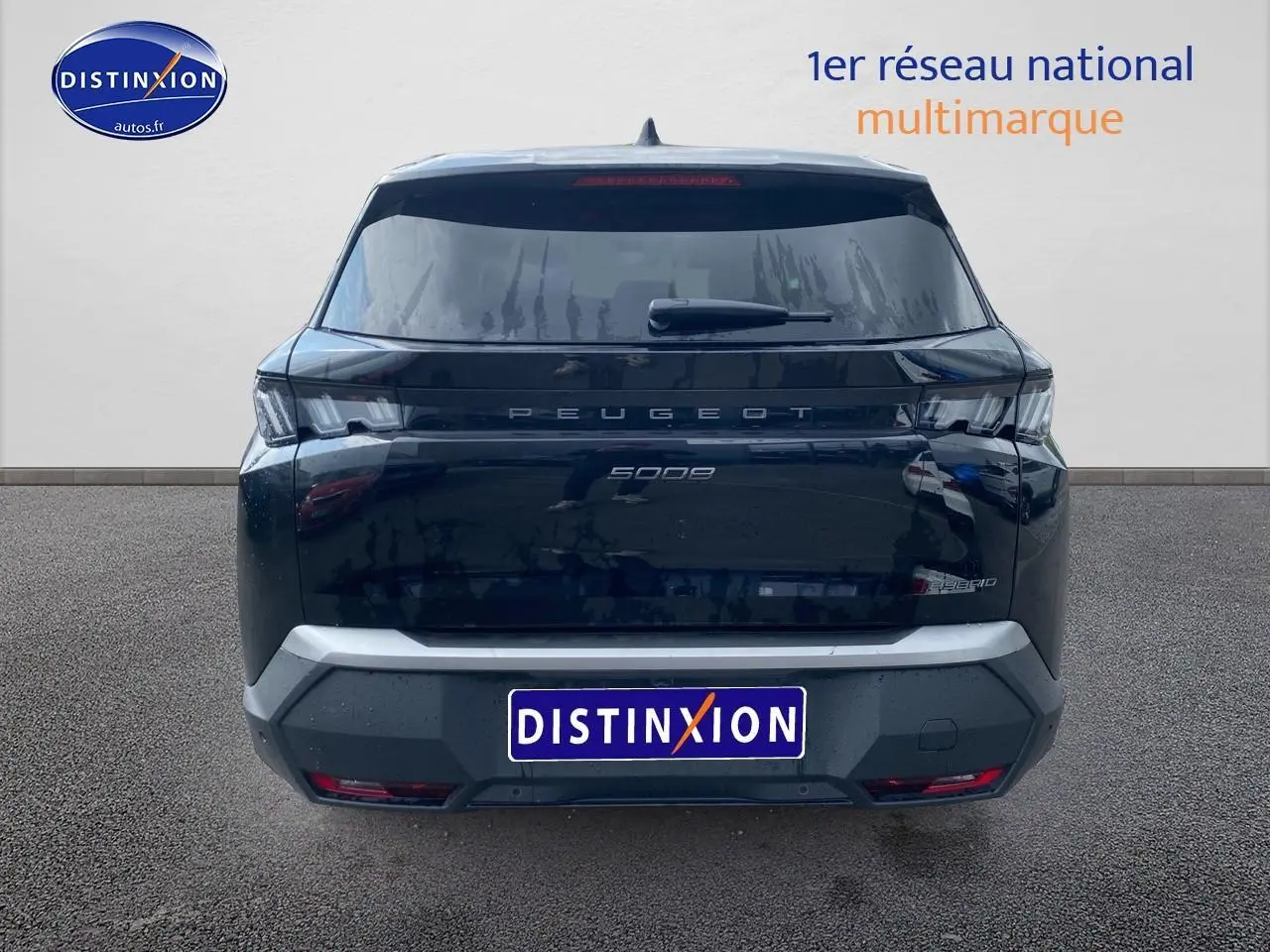 Vue arrière d'un Peugeot 5008 noir 2025 avec feux arrière LED et lunette arrière surteintée.