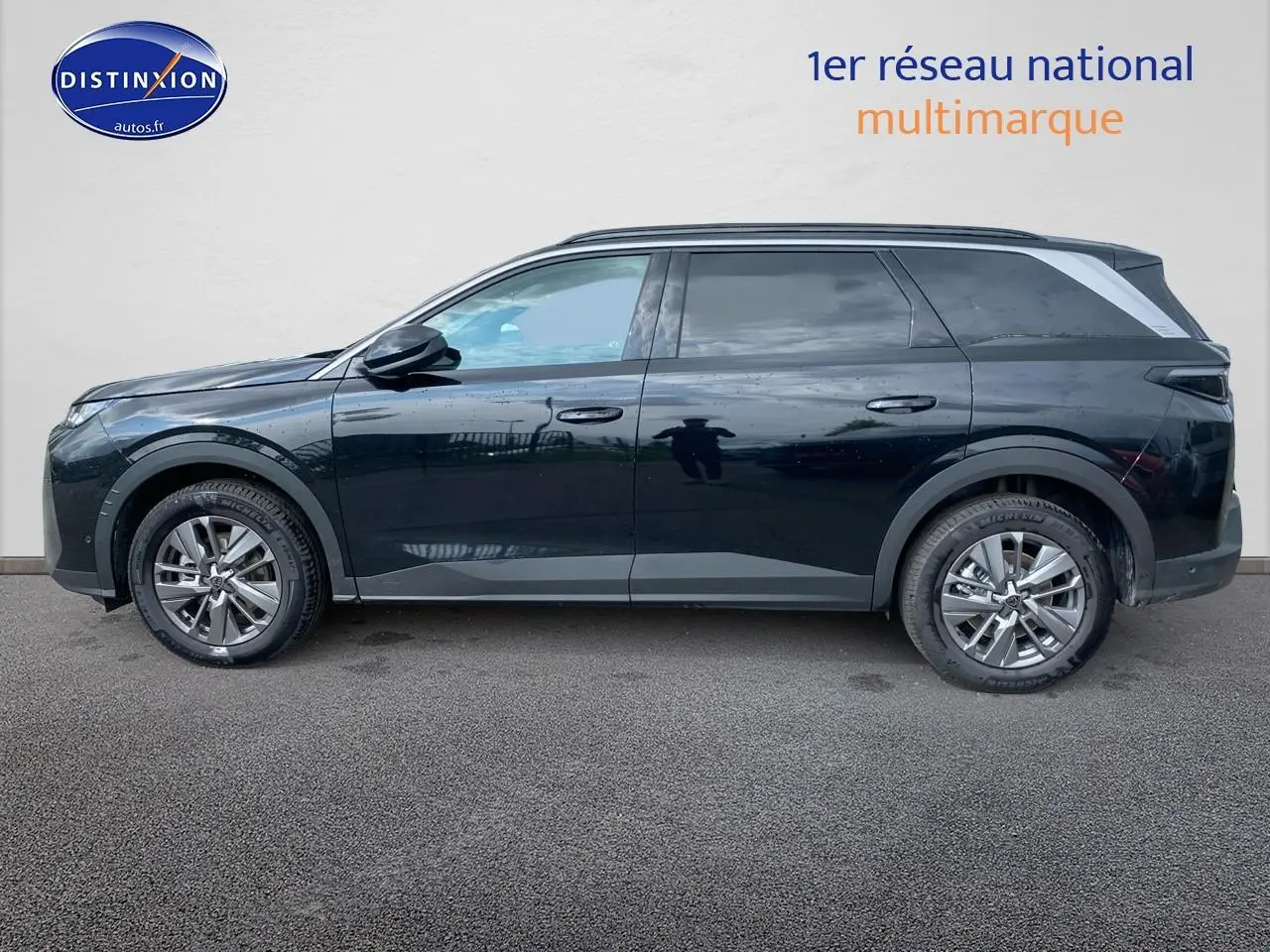 Profil côté gauche du Peugeot 5008 noir 2025 avec jantes alu et vitres arrière surteintées.
