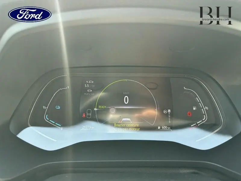 Affichage numérique du tableau de bord d'une Renault Captur gris Cassiopée, montrant la vitesse à 0 km/h et diverses alertes.