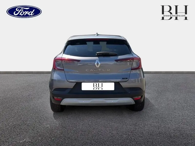 Vue arrière du Renault Captur gris Cassiopée métallisé 2023 avec feux LED et lunette arrière surteintée.