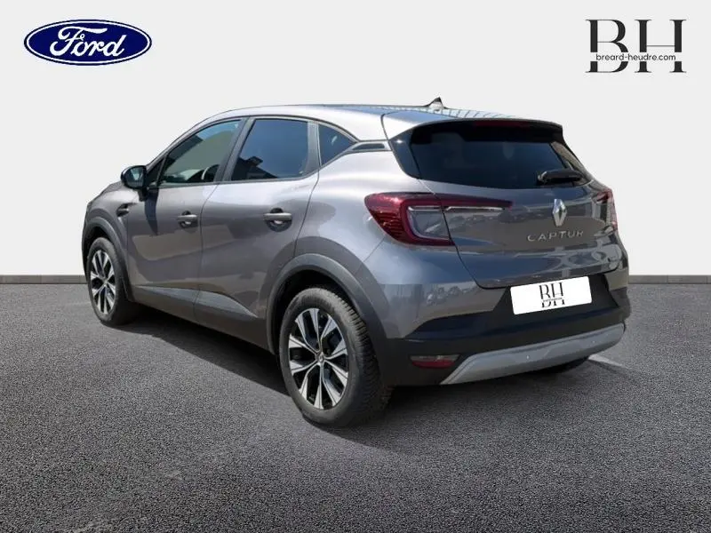 Vue 3/4 arrière droite du Renault Captur gris Cassiopée métallisé avec feux arrière LED et jantes alliage.