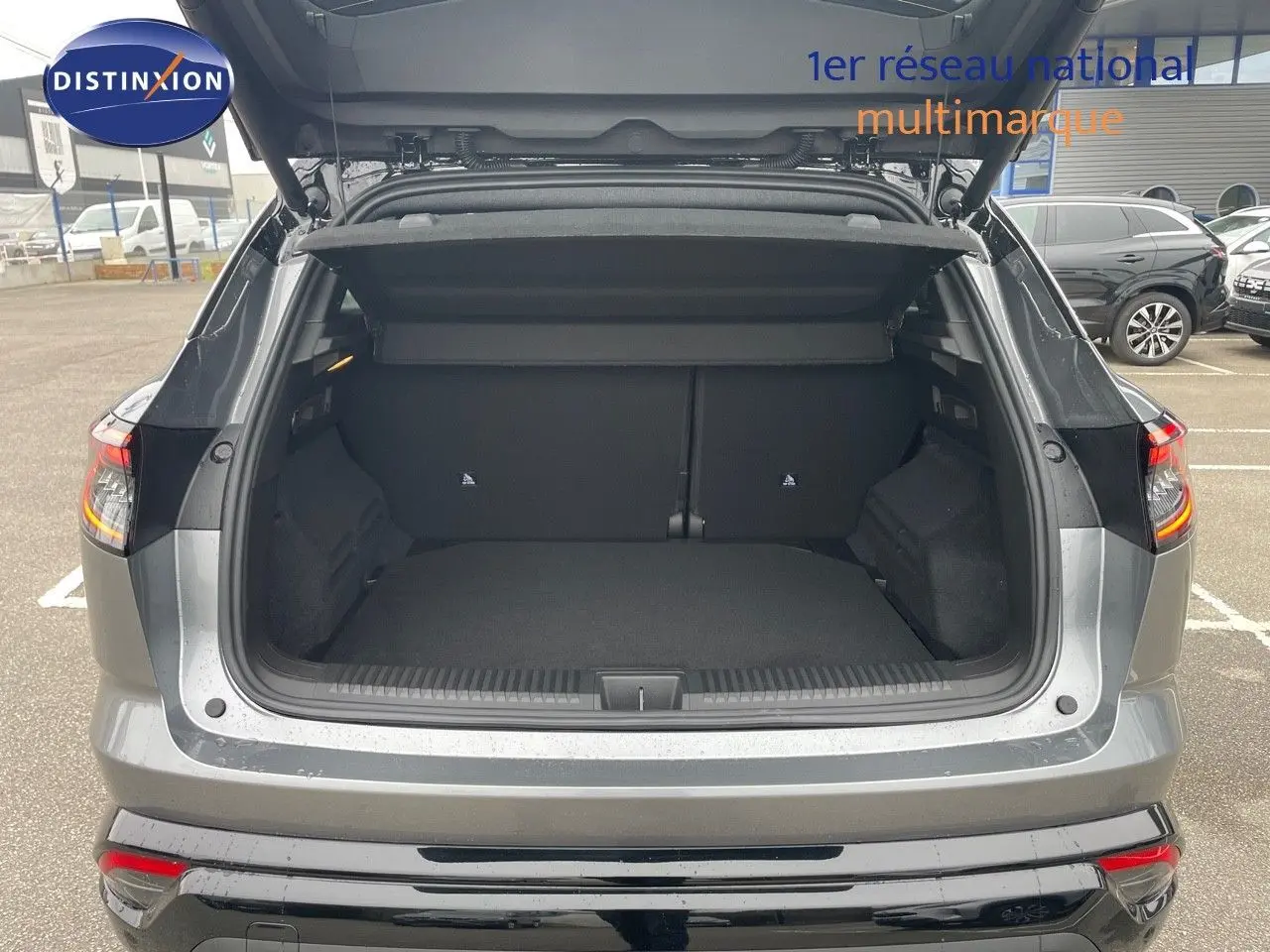 Coffre ouvert vue arrière d’un Renault Austral gris métal 2025, soulignant l’espace de chargement généreux.