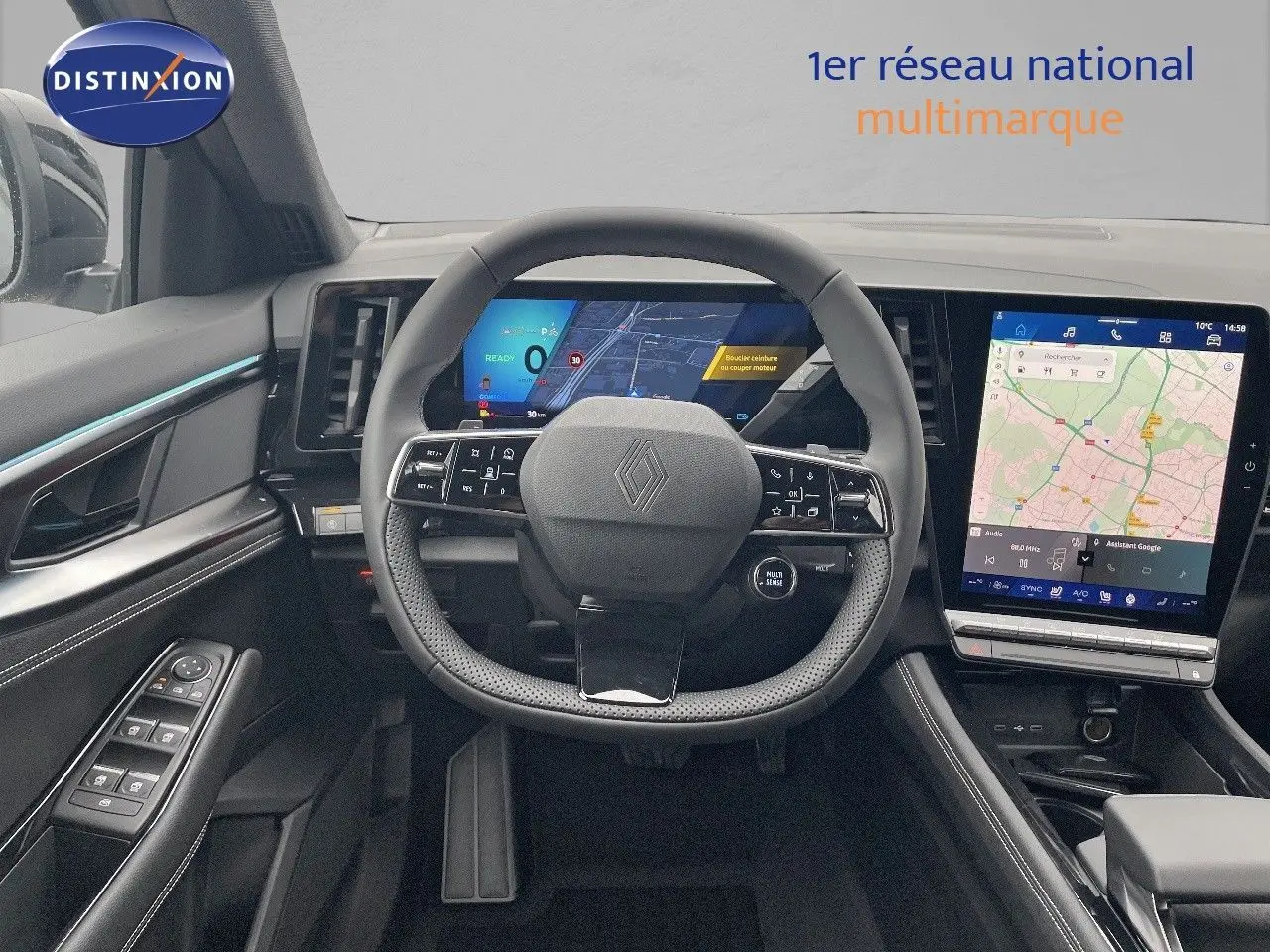 Vue intérieure centrée sur le volant et le tableau de bord numérique du Renault Austral gris métal, avec écran tactile de navigation.