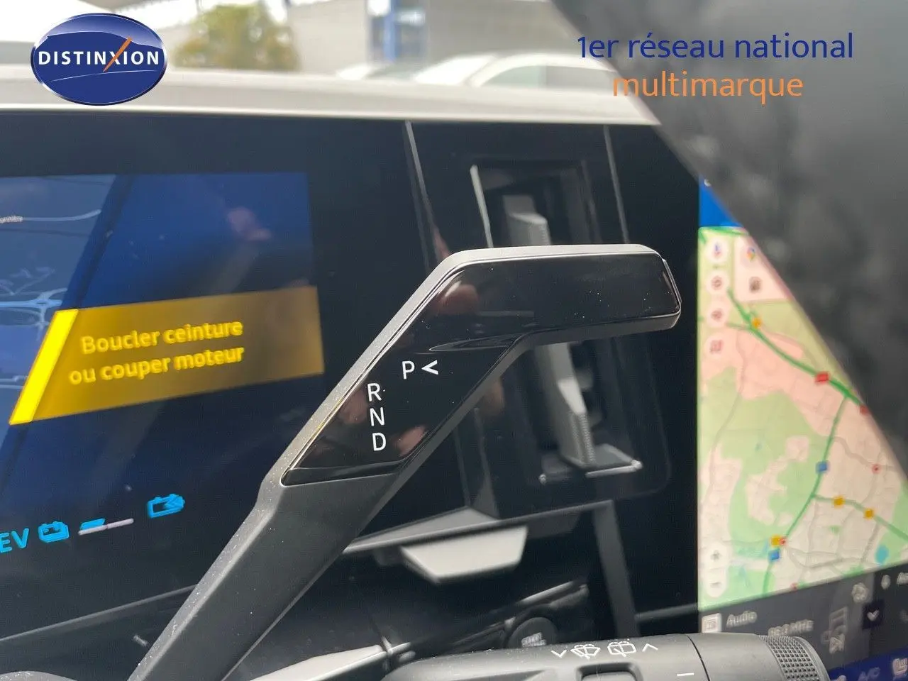 Le levier de vitesses électronique du Renault Austral 1.2 E-Tech gris métal, vu en gros plan côté droit intérieur.