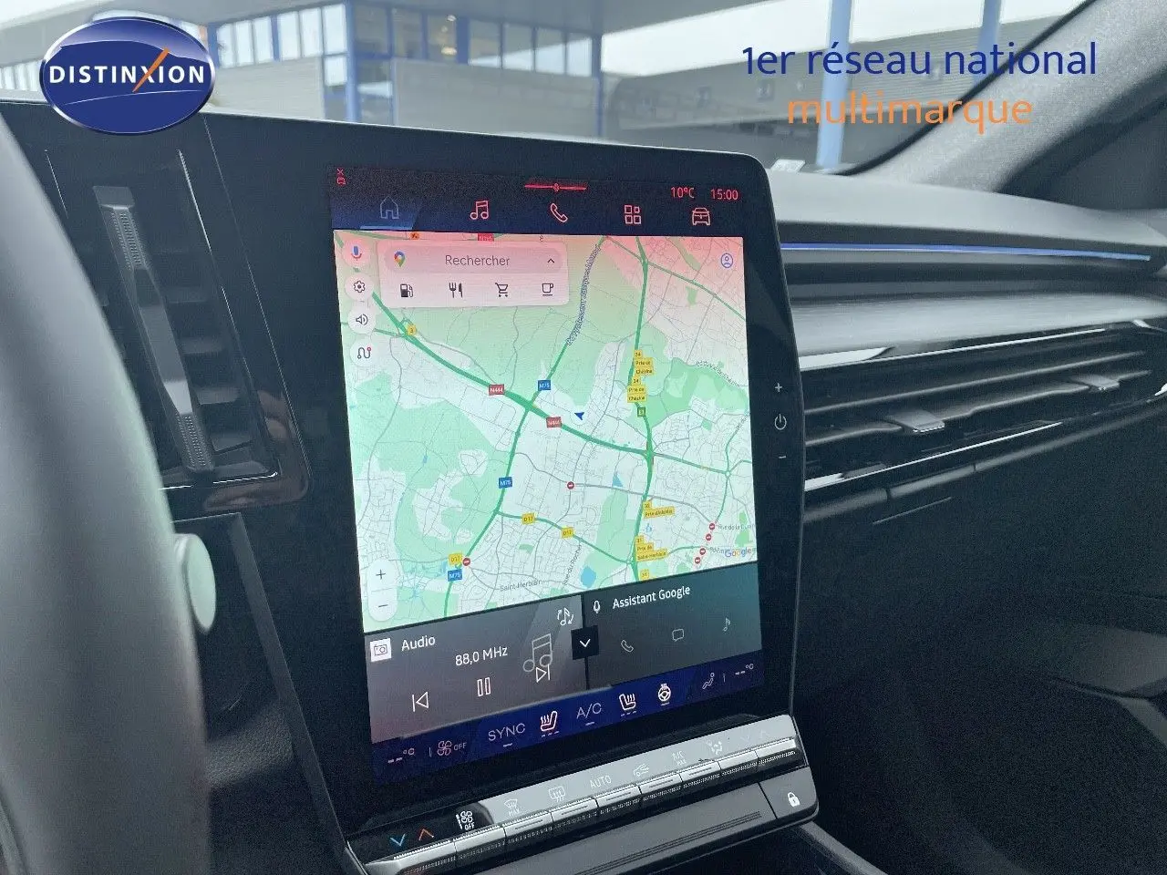 Intérieur du Renault Austral 2025 hybride, vue sur l'écran tactile central affichant la navigation et commandes climatiques.