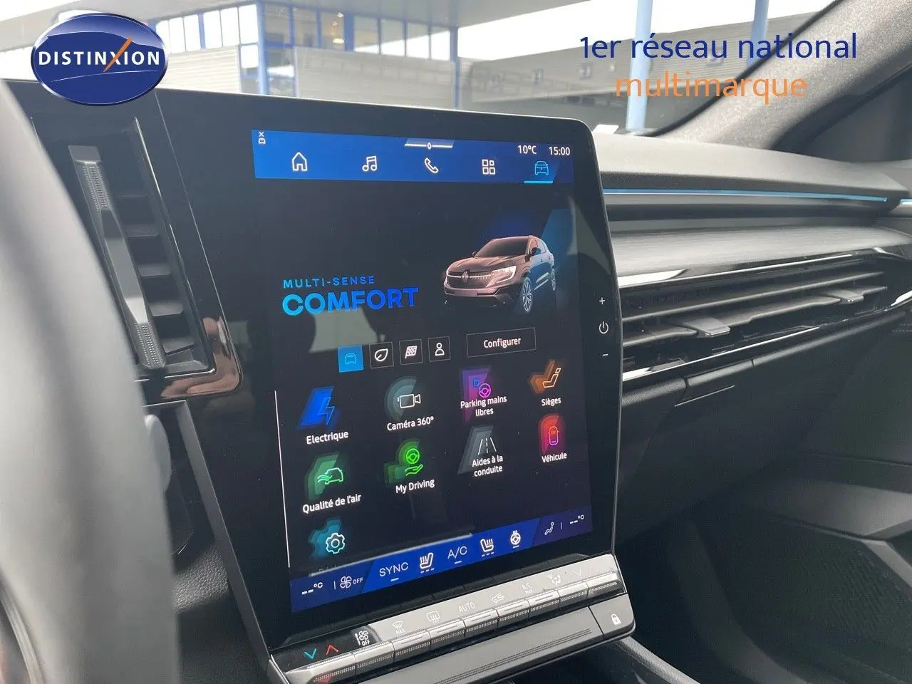 Vue intérieure centrée sur l'écran tactile du tableau de bord du Renault Austral gris métal 2025, affichant les options de conduite.