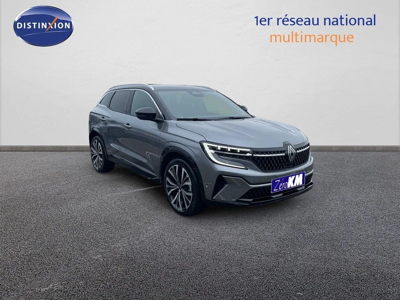 Renault Austral 1.2 E-Tech gris métal en 3/4 avant droit, SUV hybride avec calandre distinctive et jantes alliage.