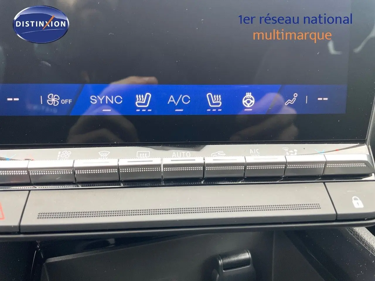 Détail du tableau de bord avec commandes climatisation et écran tactile du Renault Austral gris métal 2025.