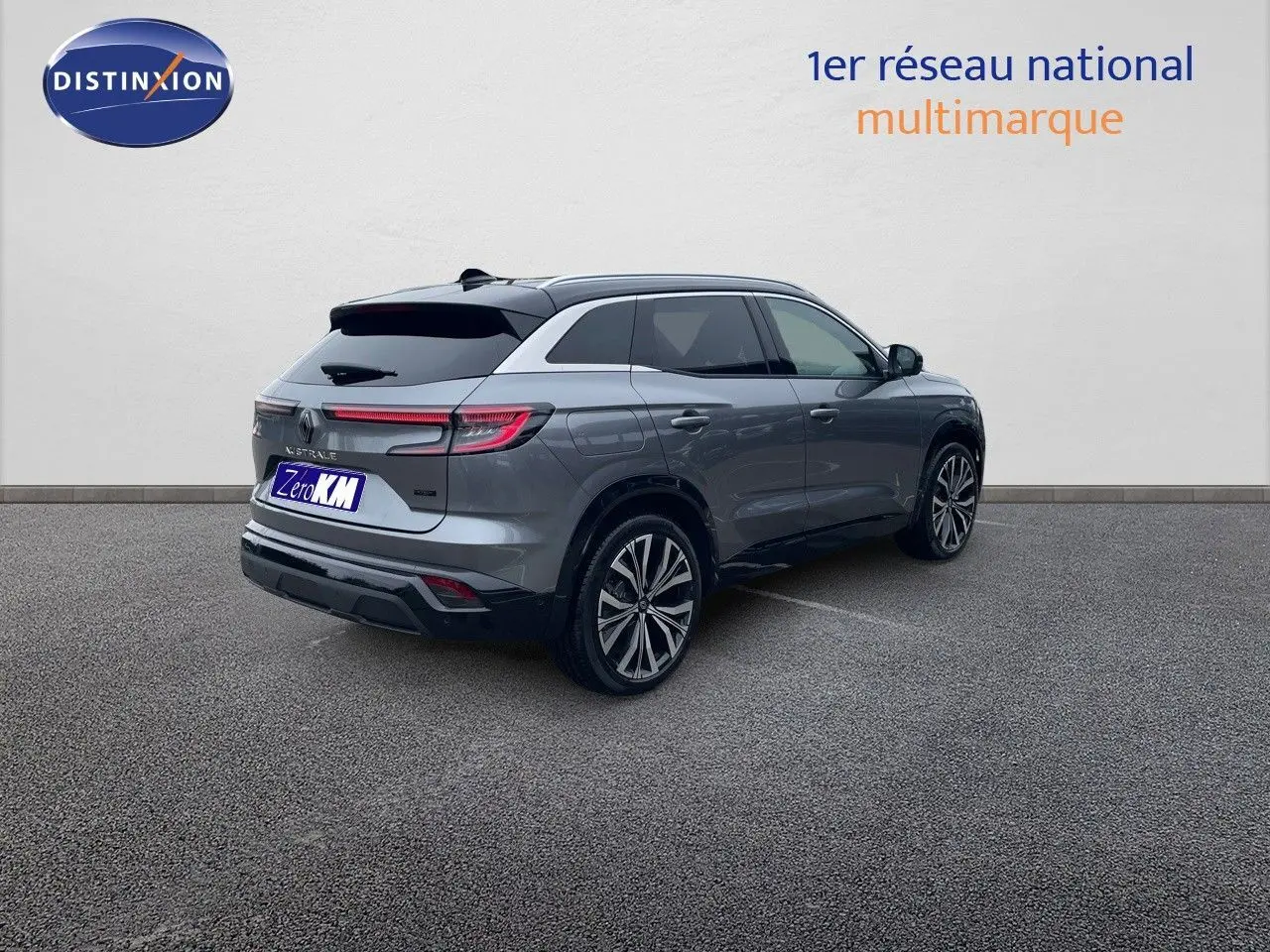 Vue 3/4 arrière droite du Renault Austral gris métal 2025, soulignant ses feux arrière étirés et ses jantes alliage.