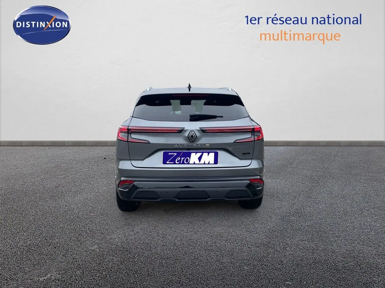 Vue arrière d’un Renault Austral gris métal 2025, version hybride, avec feux arrière allongés et hayon fermé.