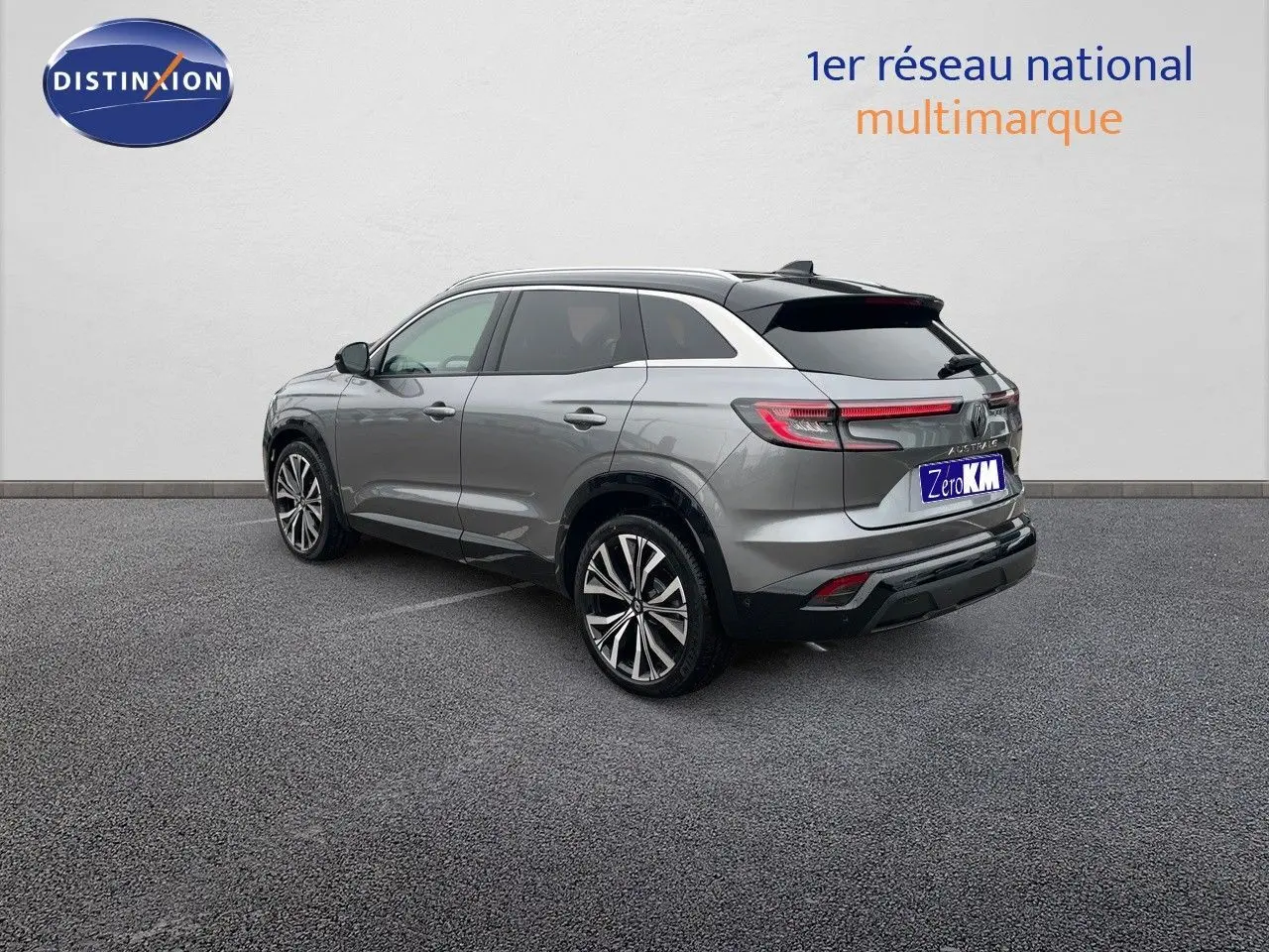 Vue 3/4 arrière droite du Renault Austral gris métal 2025, soulignant ses feux LED et jantes alliage distinctives.