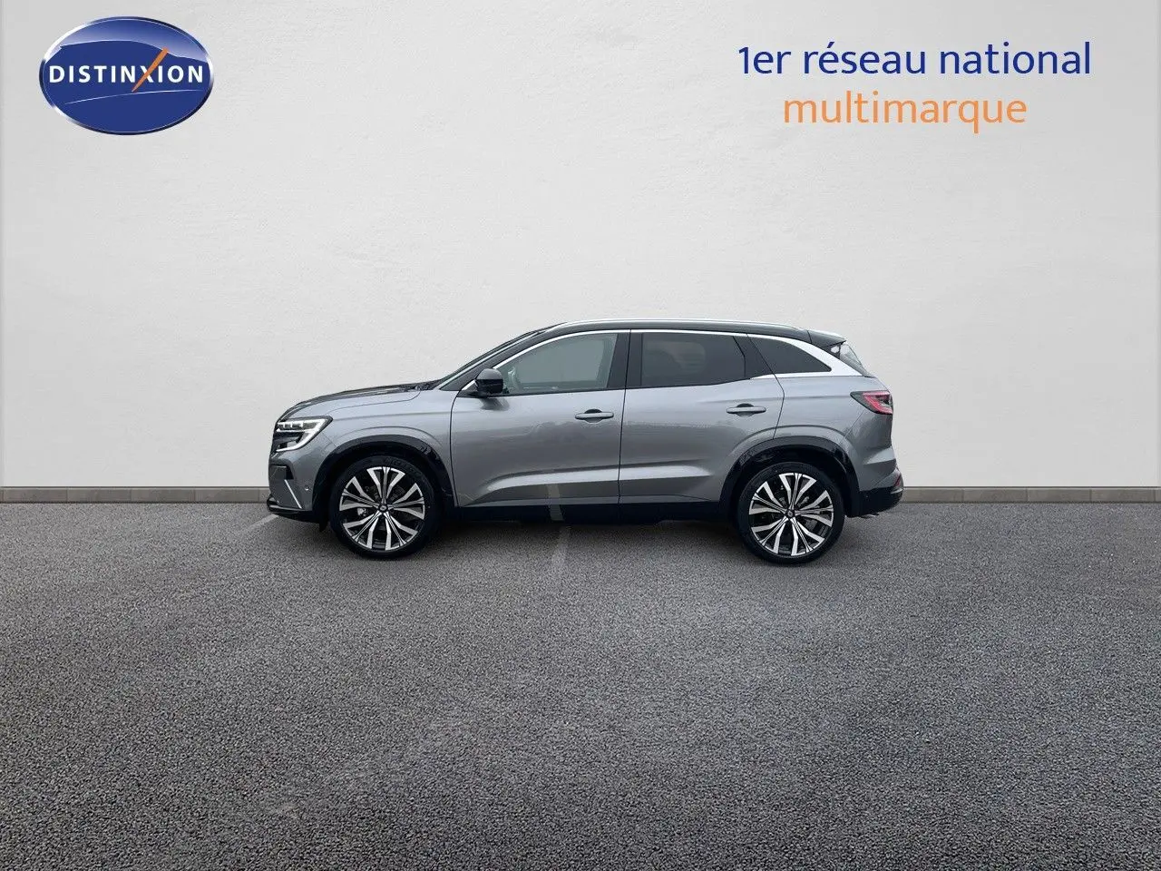 Profil droit du Renault Austral gris métal 2025, SUV hybride avec jantes alliage distinctives sur fond neutre.