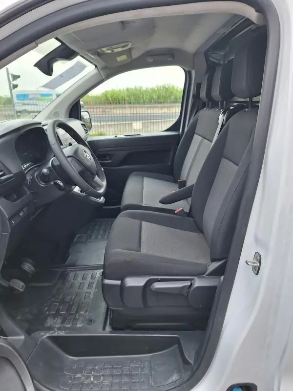 Intérieur côté conducteur de l’Opel Vivaro blanc 2025, vue sur sièges avant, volant réglable et tableau de bord.