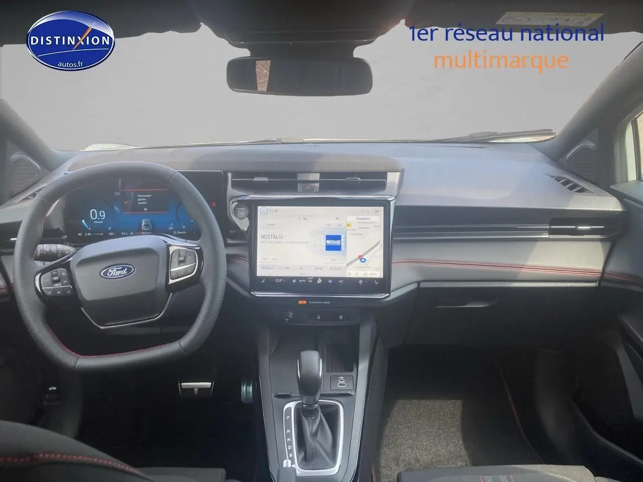 Intérieur Ford Puma 2025 vu de face, tableau de bord moderne avec écran tactile 12 pouces et surpiqûres rouges.