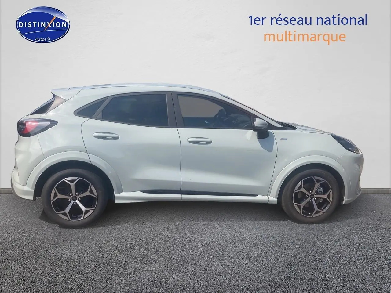 Profil côté gauche du Ford Puma gris cactus 2025 avec jantes 17 pouces et vitres teintées sur fond clair.