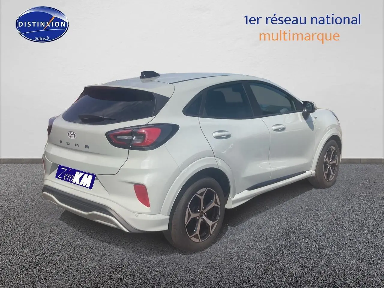 Vue 3/4 arrière droite d'un Ford Puma gris cactus avec jantes 17 pouces et feux arrière LED.