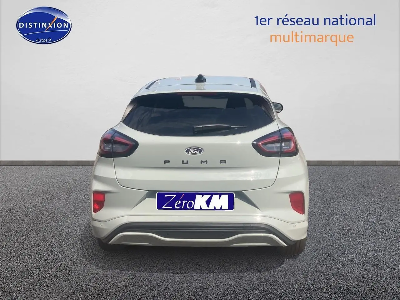 Vue arrière d'un Ford Puma gris cactus 2025 avec feux arrière LED et logo Ford bien visible.