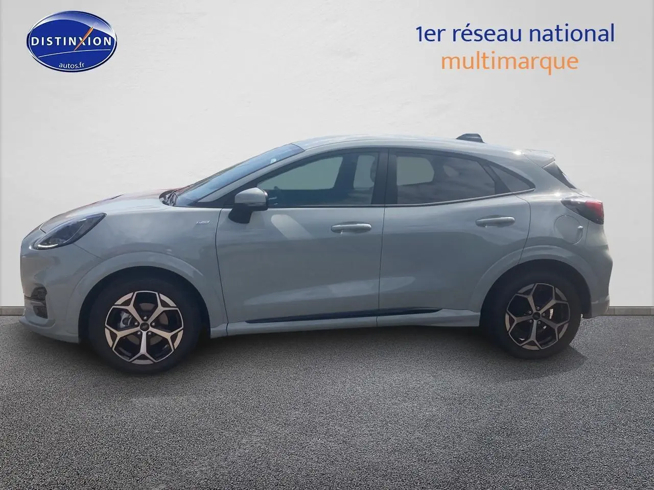 Ford Puma 2025 gris cactus en profil droit, mettant en valeur ses jantes 17 pouces et lignes fluides st-line.