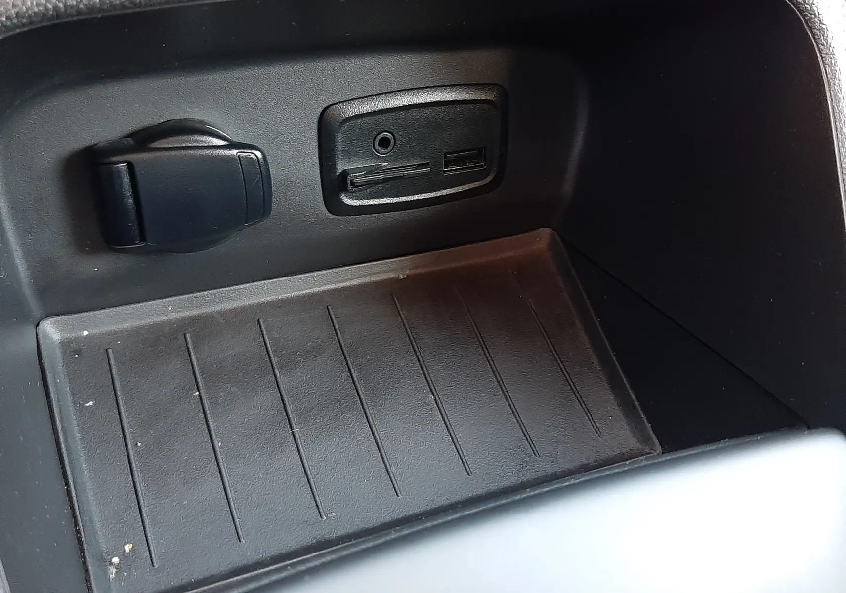 Prise USB et prise 12V dans le rangement central noir du Renault Captur 2019, version 1.3 TCE 150CH INTENS EDC.