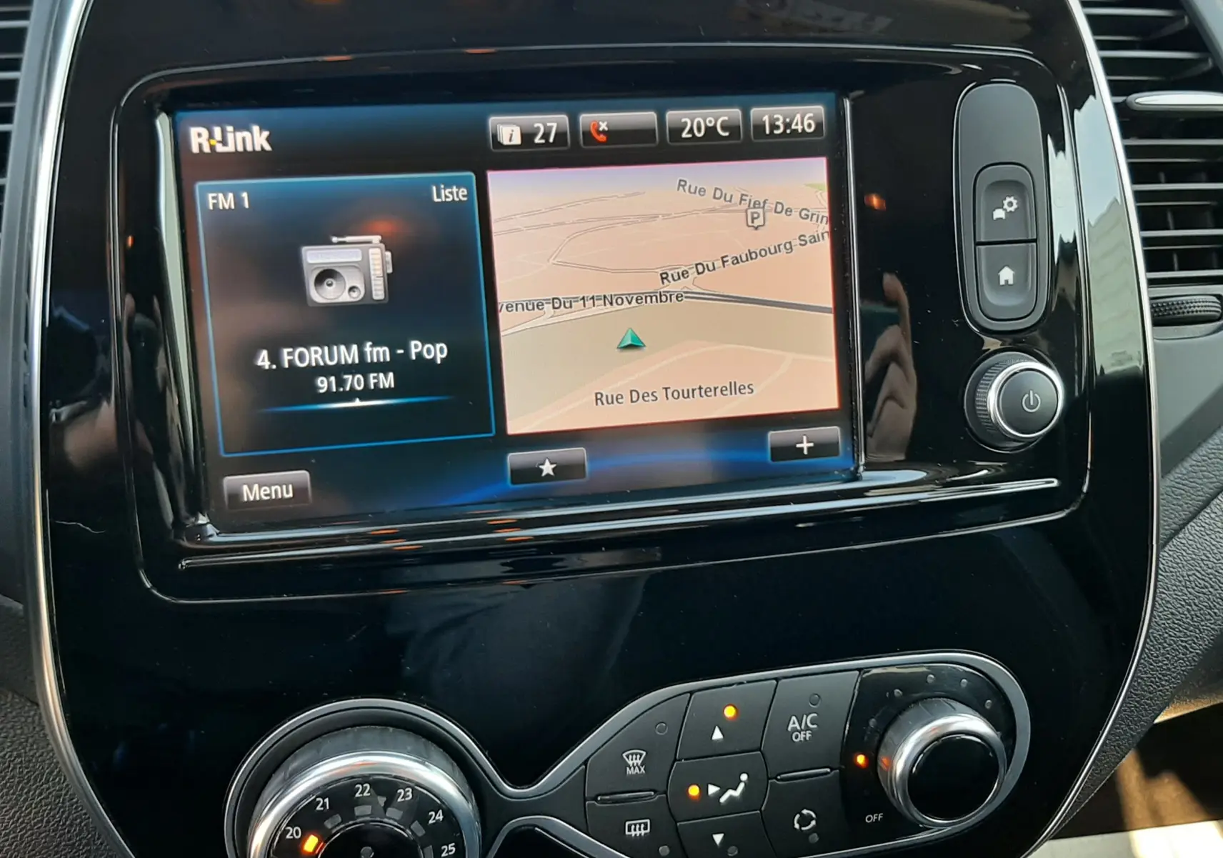 Tableau de bord noir brillant du Renault Captur 2019 avec écran R-Link affichant la navigation et la radio FM.