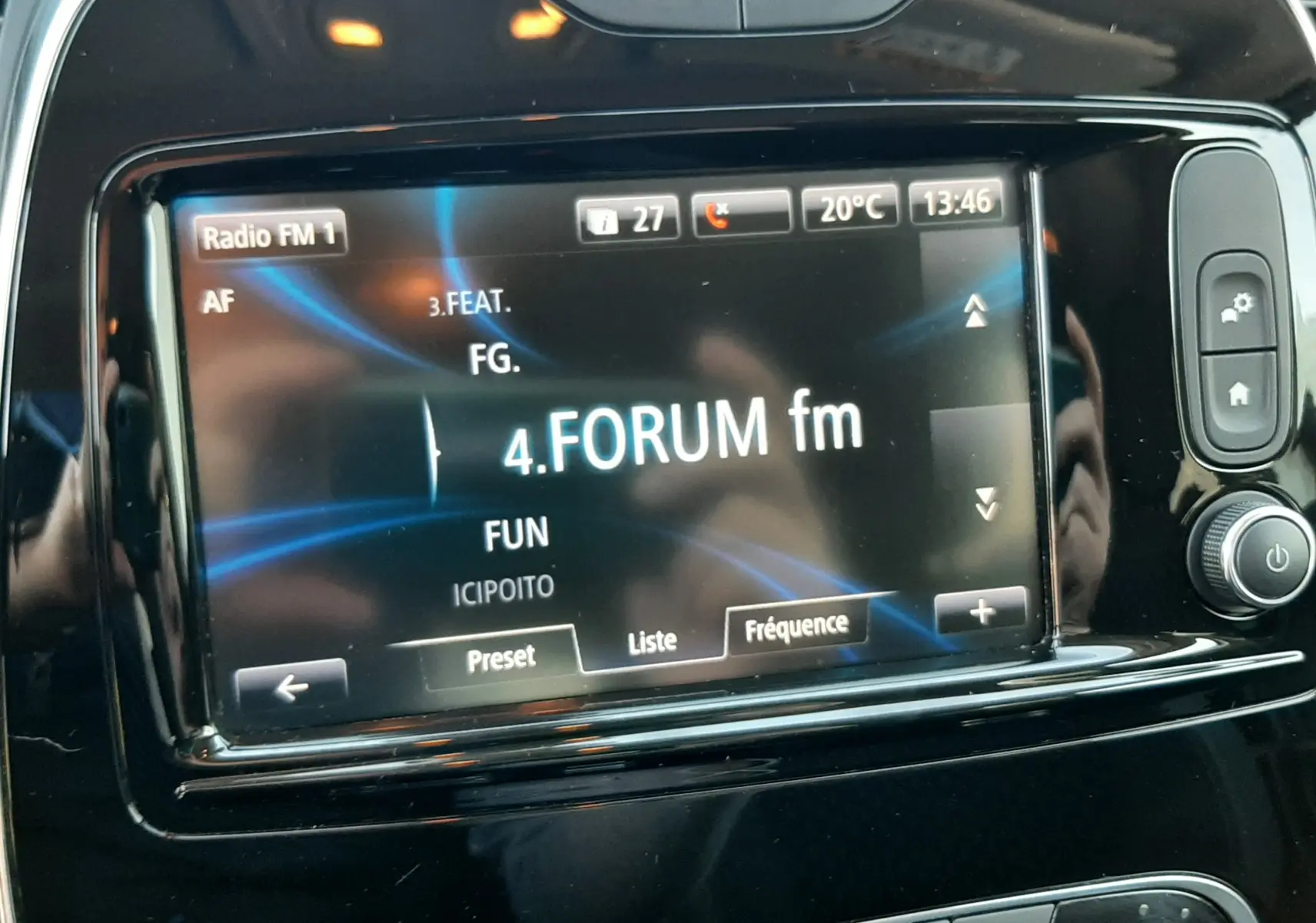 Écran tactile central du Renault Captur blanc nacré 2019 affichant la radio FM avec commandes climatisation visibles.