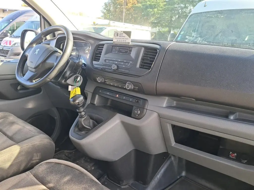 Intérieur du Peugeot Expert Fourgon blanc 2022, vue côté conducteur sur tableau de bord et levier de vitesse manuel.