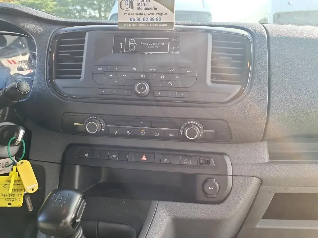 Tableau de bord du Peugeot Expert Fourgon blanc 2022, vue frontale centrée sur la console et levier de vitesses manuel.