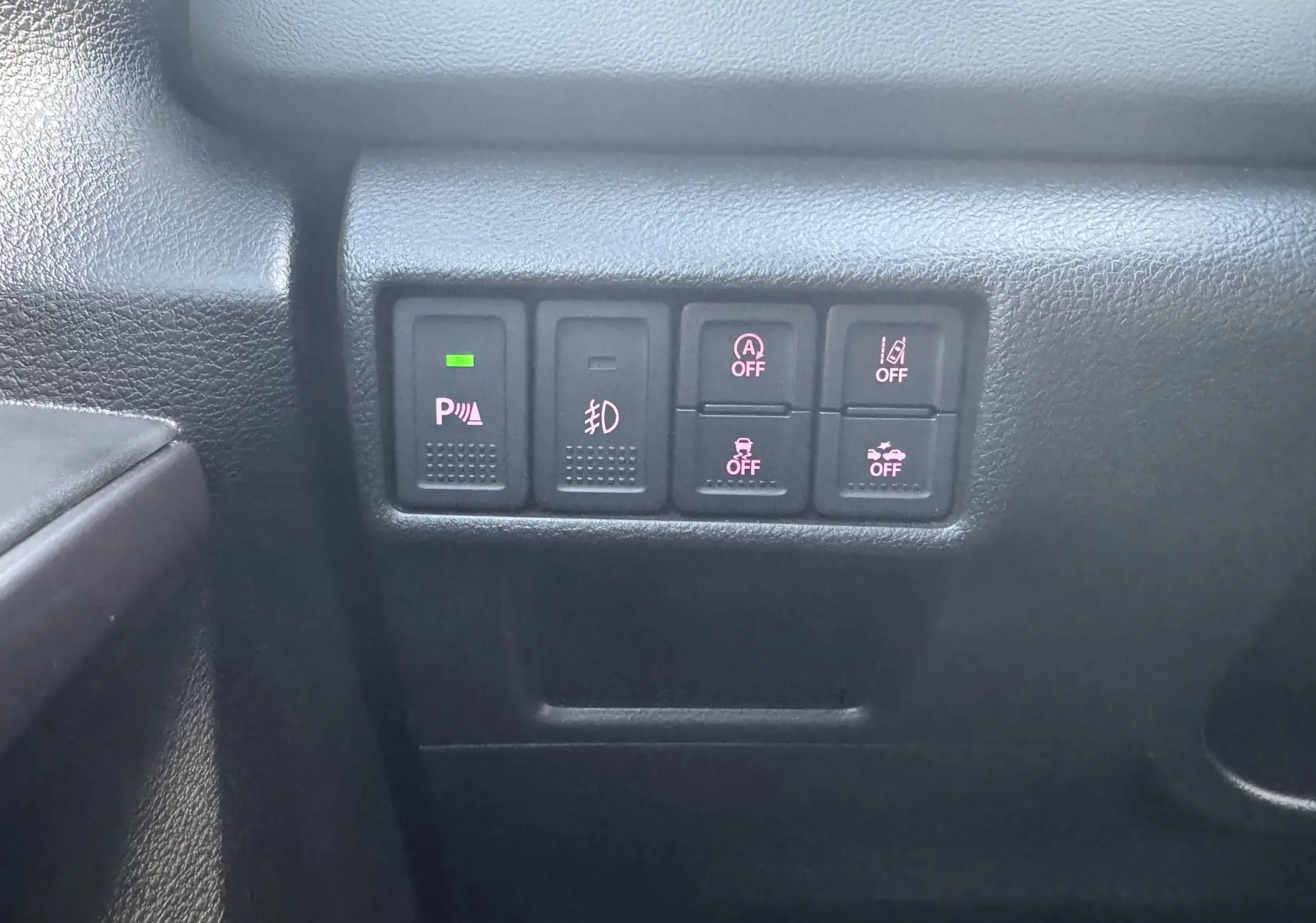 Panneau de commandes avec boutons d'assistance et éclairage dans l'habitacle du Suzuki S-Cross blanc 2023.