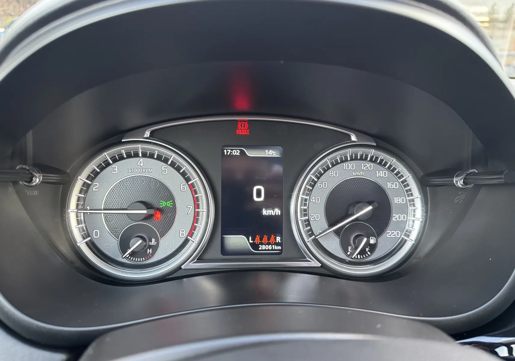 Tableau de bord du Suzuki S-Cross 1.4 Style Hybrid 2023, affichage numérique et compte-tours à zéro vitesse.