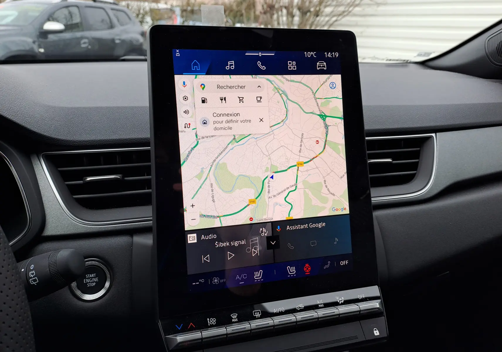 Vue intérieure centrée sur l'écran tactile vertical du tableau de bord du Renault Symbioz, affichant la navigation GPS.