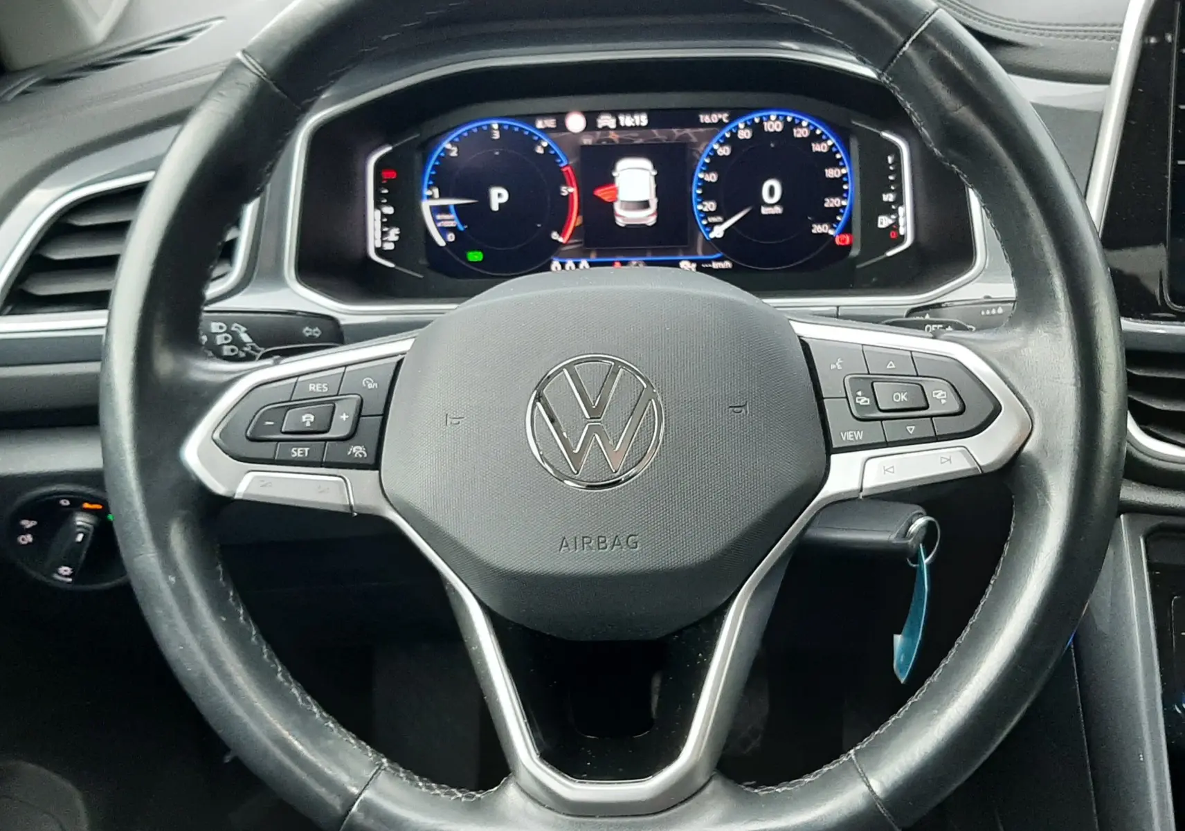 Volant en cuir noir avec commandes multifonctions et tableau de bord numérique du Volkswagen T-Roc gris Pyrite 2023.