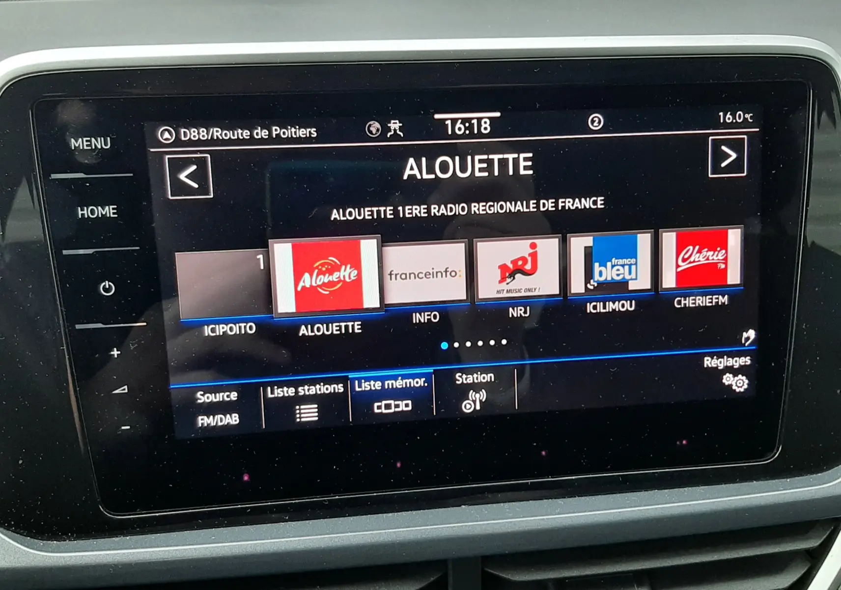 Vue de face du Volkswagen T-Roc gris pyrite 2023, mettant en valeur sa calandre et ses phares LED distinctifs.