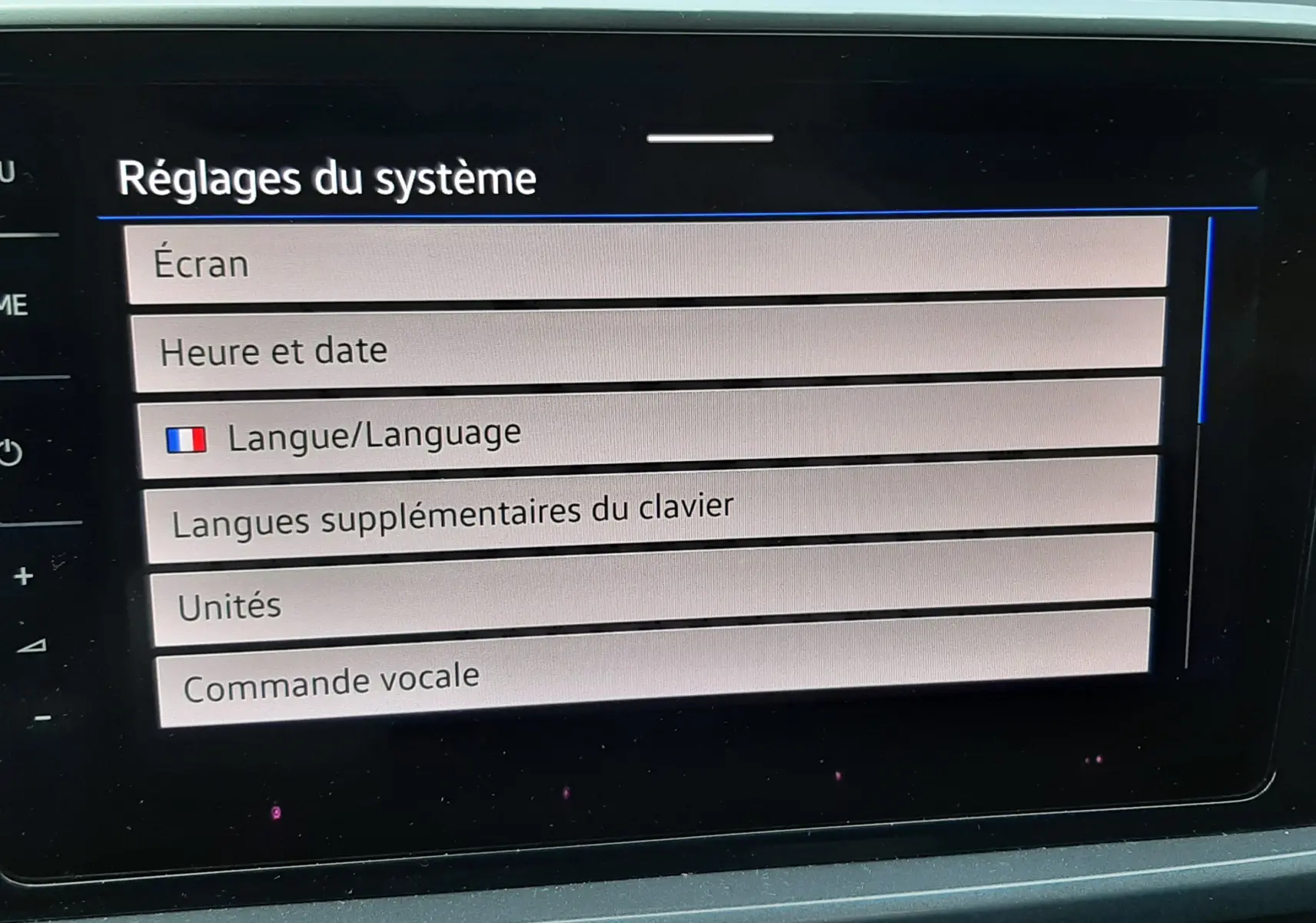 Écran tactile du système de réglages intérieur du Volkswagen T-Roc 2023 affichant les options de langue et date