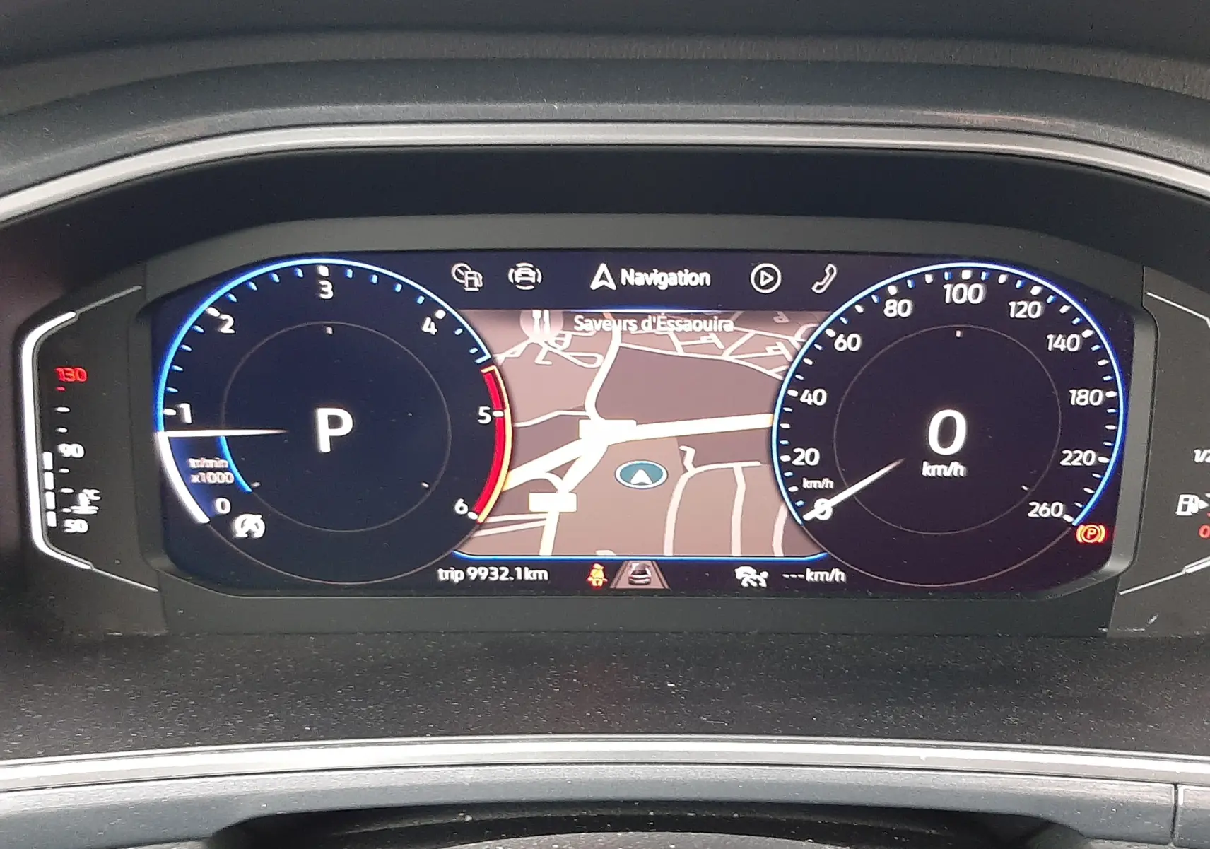 Tableau de bord numérique du Volkswagen T-Roc 2023 affichant la navigation et compte-tours en mode parking.