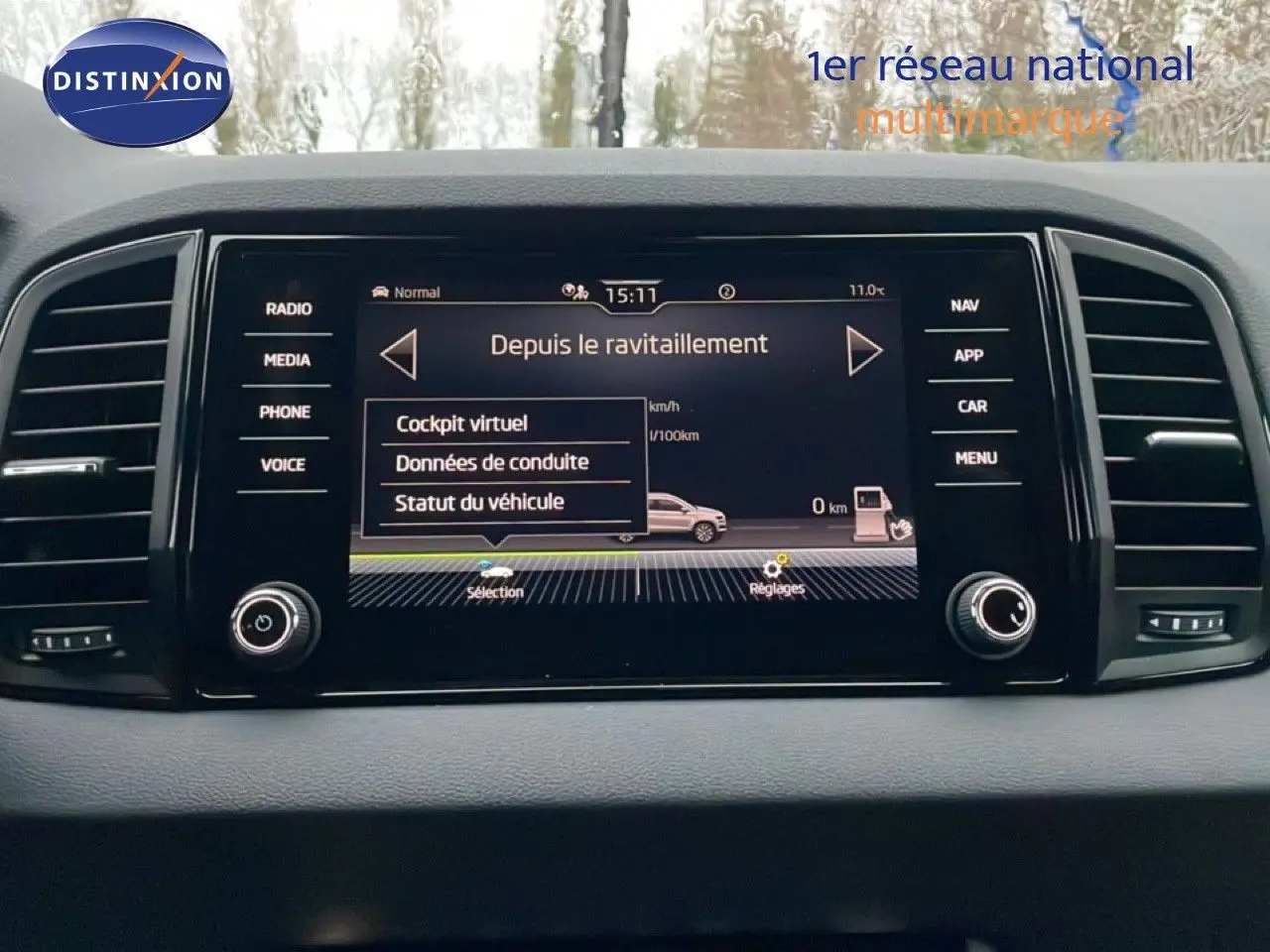 Écran central tactile du tableau de bord du Skoda Karoq 2025 affichant les données de conduite, vue frontale intérieure.